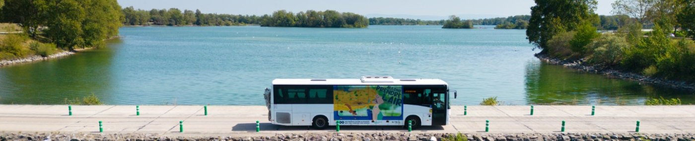 Vue aérienne d'un car TCL franchissant un passage à gué au Grand Parc de Miribel Jonage