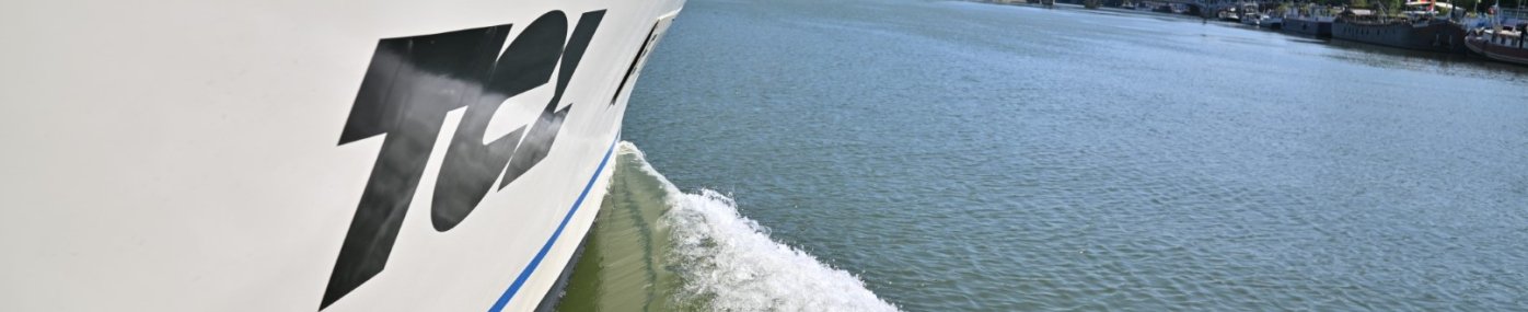 Bateau TCL sur la Saône (crédit : Éric Soudan - Alpaca Productions)