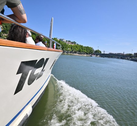 Bateau TCL sur la Saône (crédit : Éric Soudan - Alpaca Productions)