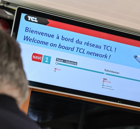 Panneau d'information voyageurs à bord de la navette fluviale (crédit : Éric Soudan - Alpaca Productions)